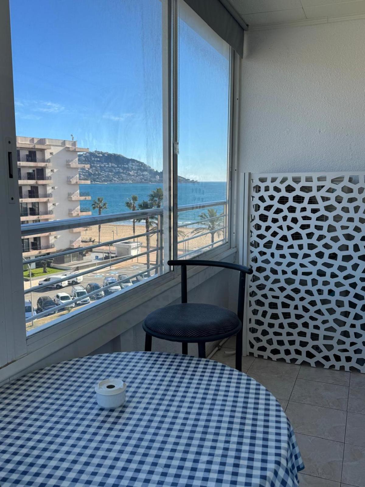Appartement Première Ligne de mer avec piscine Roses Extérieur photo